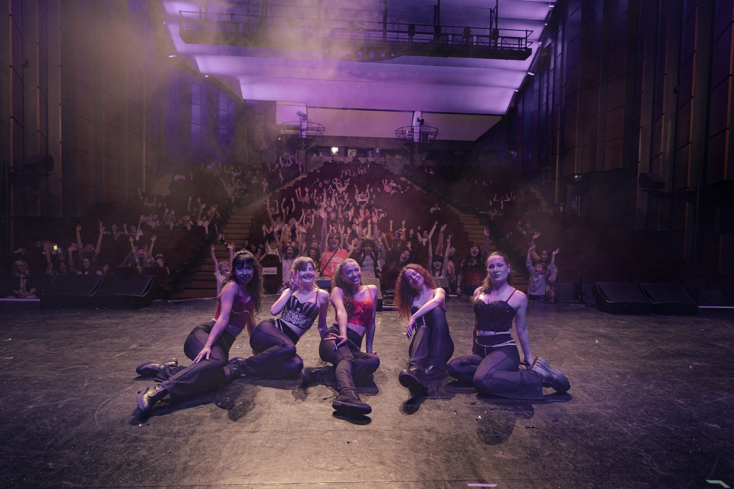 Forward Crew sur scène devant le public